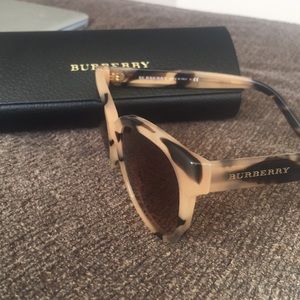 Brand new never worn burberry sunglasses